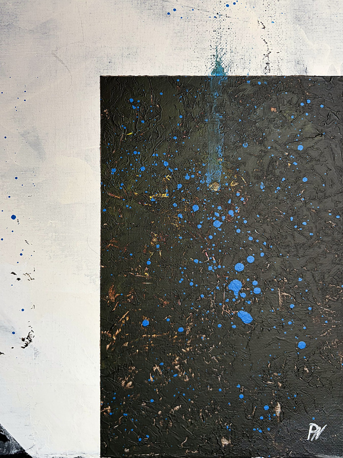 Rechts unten: schwarzes Quadrat mit blauen Spritzern und der Signatur PN.
