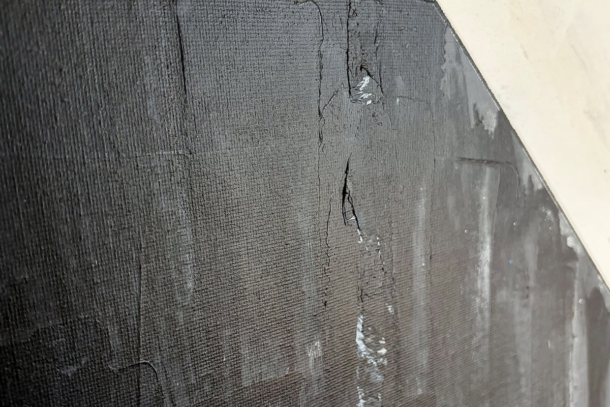 Die Kante des schwarzen Dreiecks: rissig, in mehreren Schichten gemalt.