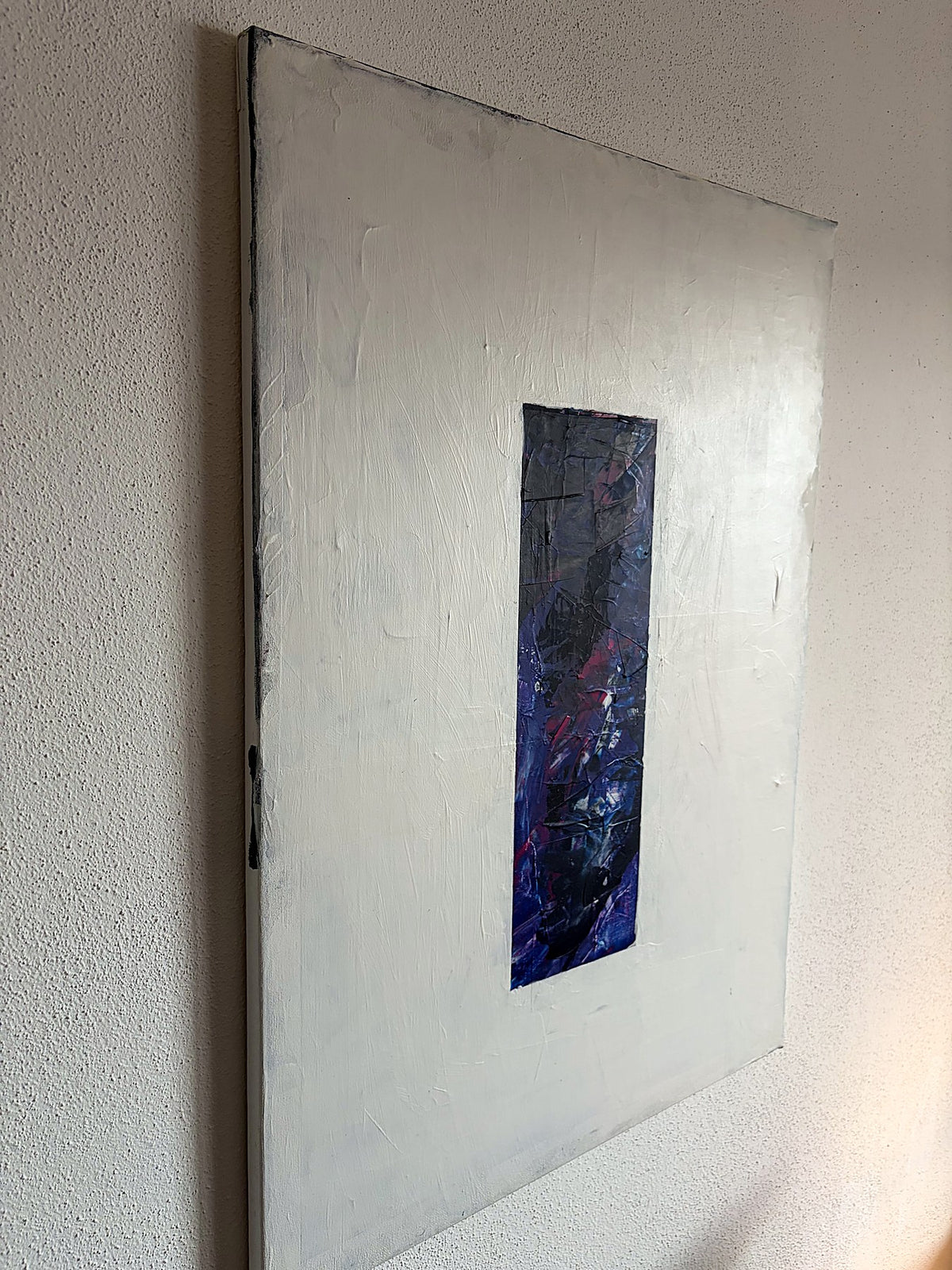 Von der Seite: die Leinwand auf dem Keilrahmen, das Relief im Weiß.